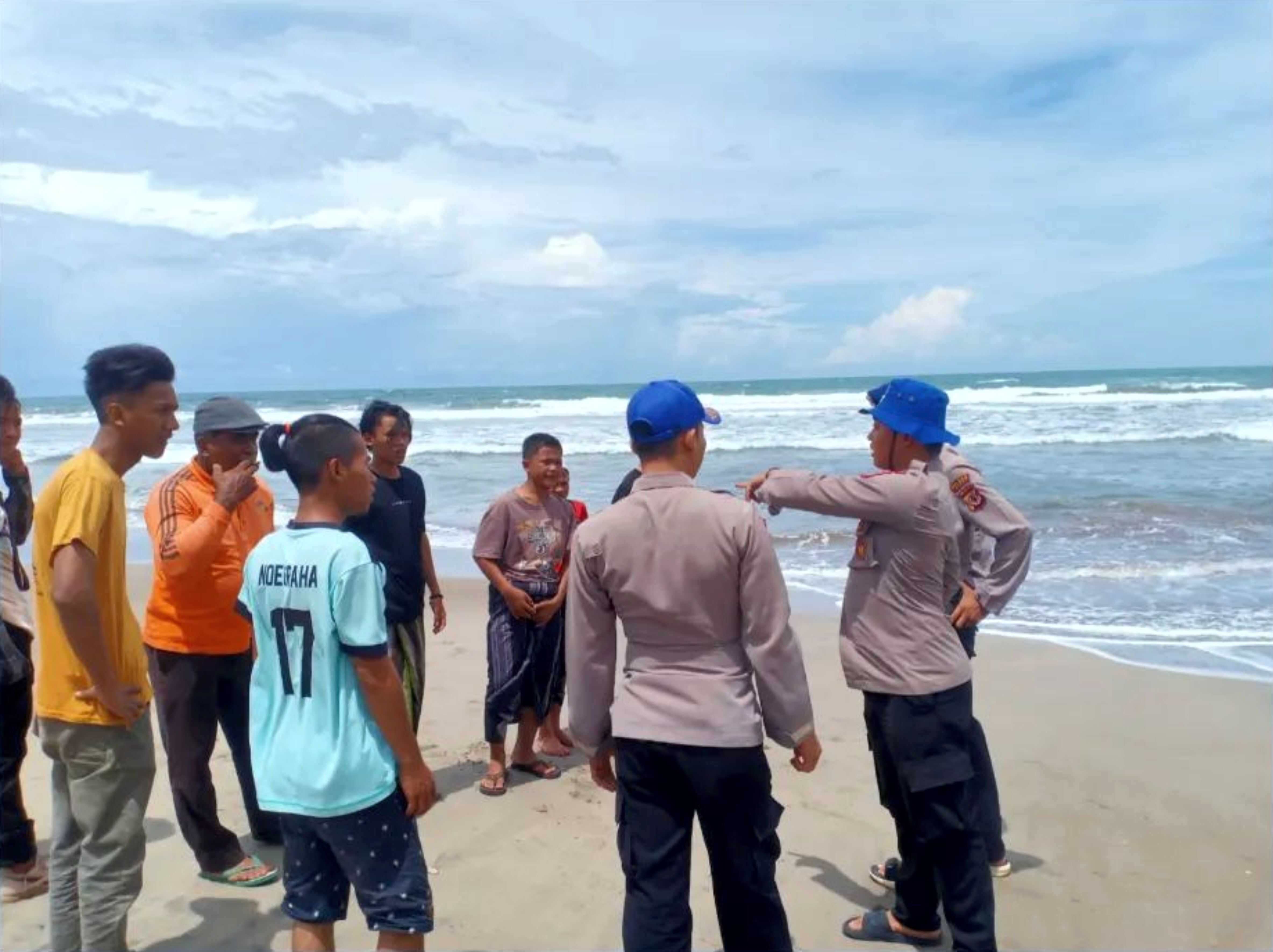 Seorang Santri Diduga Hilang Terseret Ombak di Pantai Manalusu Garut